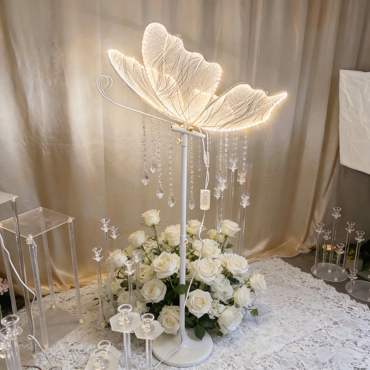Lampa de podea LED tip fluture - Design spectaculos pentru decor elegant