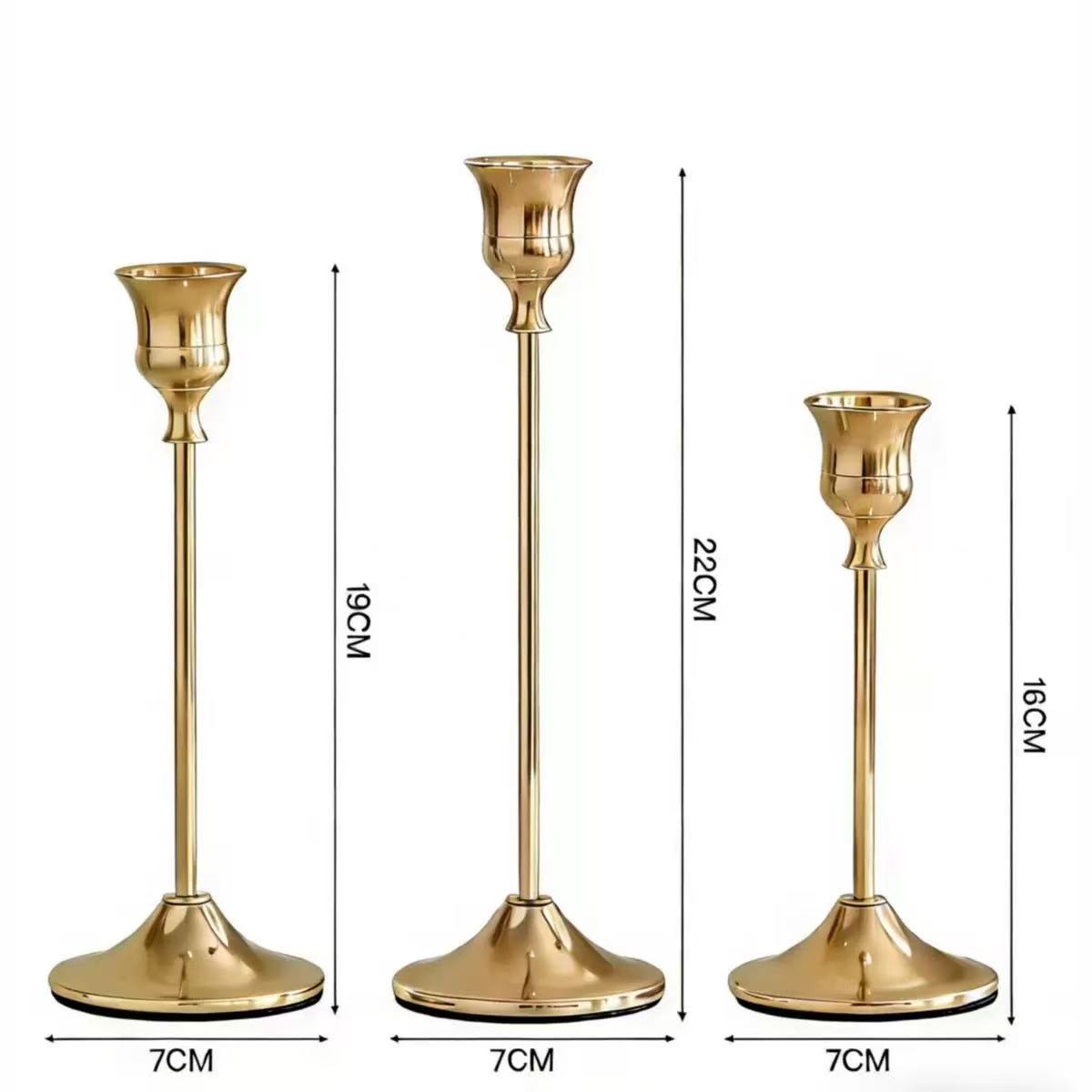 Set 3 sfeșnice decorative aurii metalice, design elegant, înălțimi diferite 16-19-22 cm, suport lumânări (fără lumânări incluse)