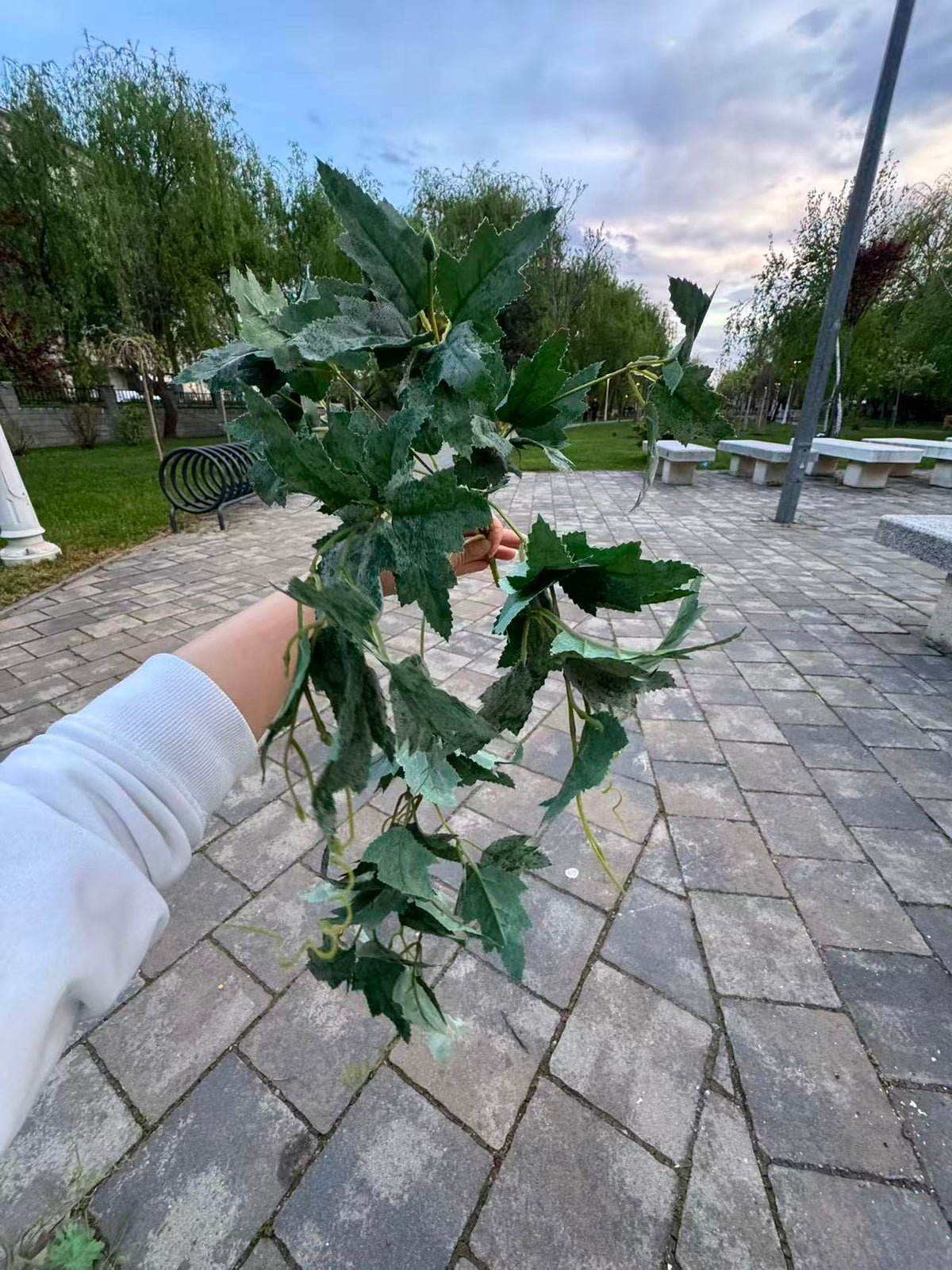 Ghirlanda artificiala curgatoare cu frunze de vita, 45 cm, 4 culori, Ruyidecor
