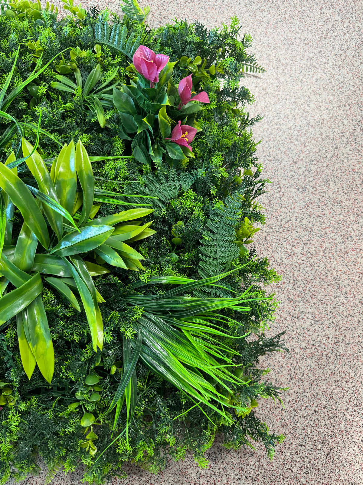Panou verde artificial tropical cu flori roz, 50 x 50 cm, Ruyidecor