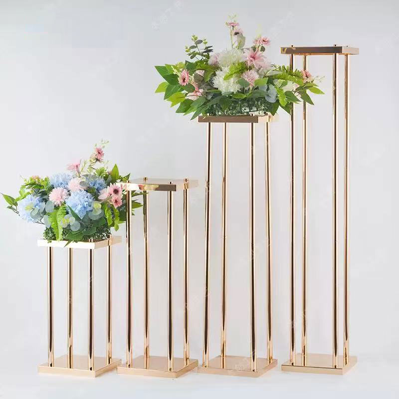 Set 4 suporturi decorative aurii tip piedestal, design modern geometric, înălțimi diferite