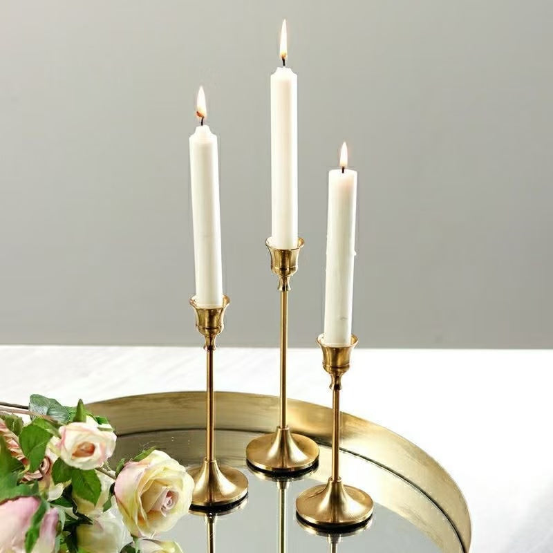Set 3 sfeșnice decorative aurii metalice, design elegant, înălțimi diferite 16-19-22 cm, suport lumânări (fără lumânări incluse)