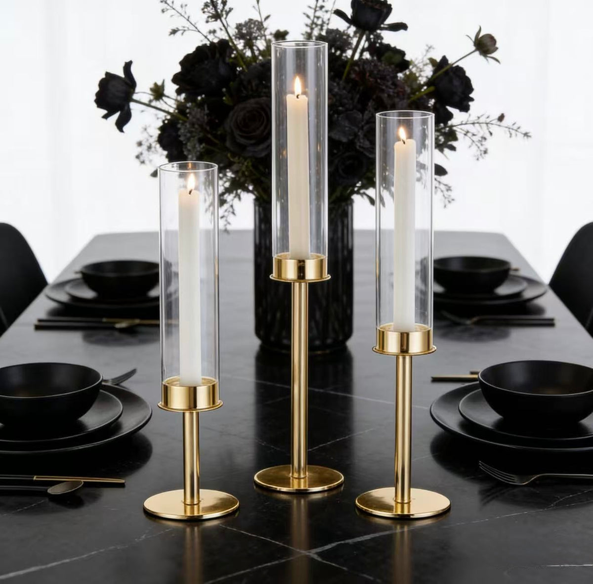 4  seturi Set 3 suporți de lumânări din sticlă transparentă , elegante și versatile .Designul simplu și rafinat le face perfecte pentru a crea o atmosferă caldă -