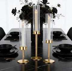 4  seturi Set 3 suporți de lumânări din sticlă transparentă , elegante și versatile .Designul simplu și rafinat le face perfecte pentru a crea o atmosferă caldă -