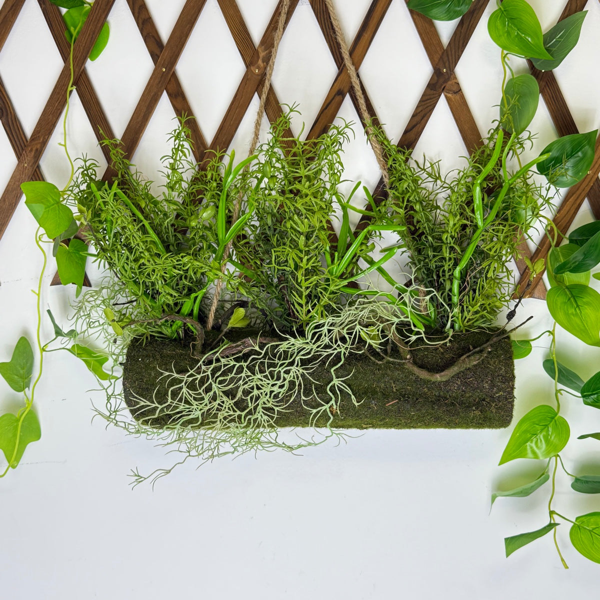 Decor Suspendat cu Trunchi Artificial și Plante Verzi – Aranjament Natural Vertical pentru Perete, 110 cm
