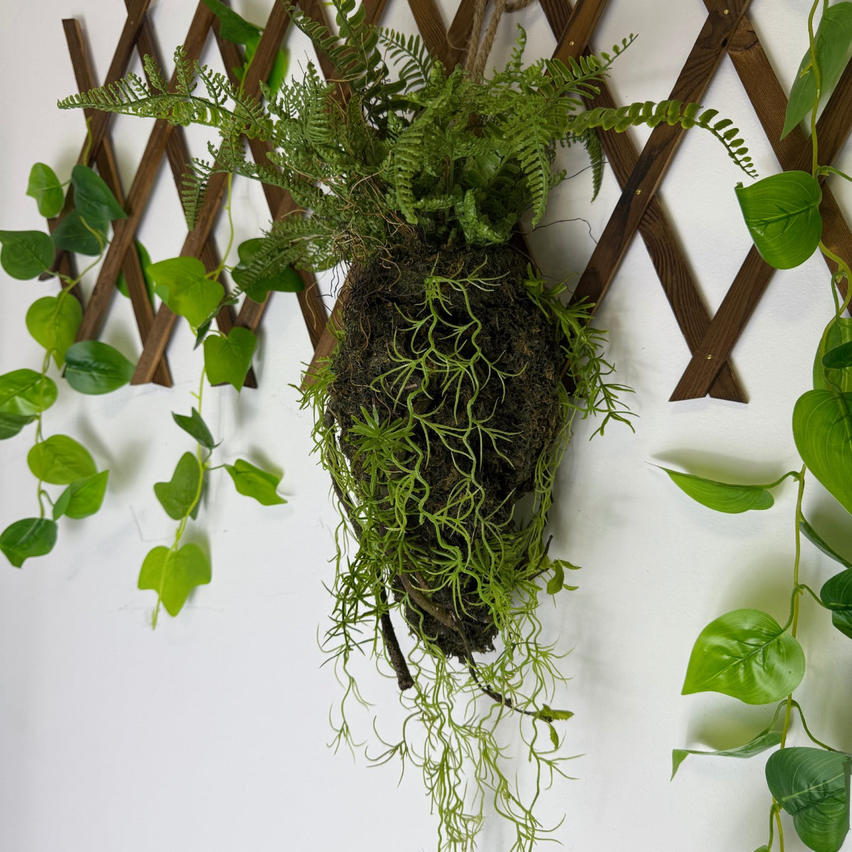 Decor Suspendat Tip Kokedama cu Ferigă și Plante Căzătoare 120 cm