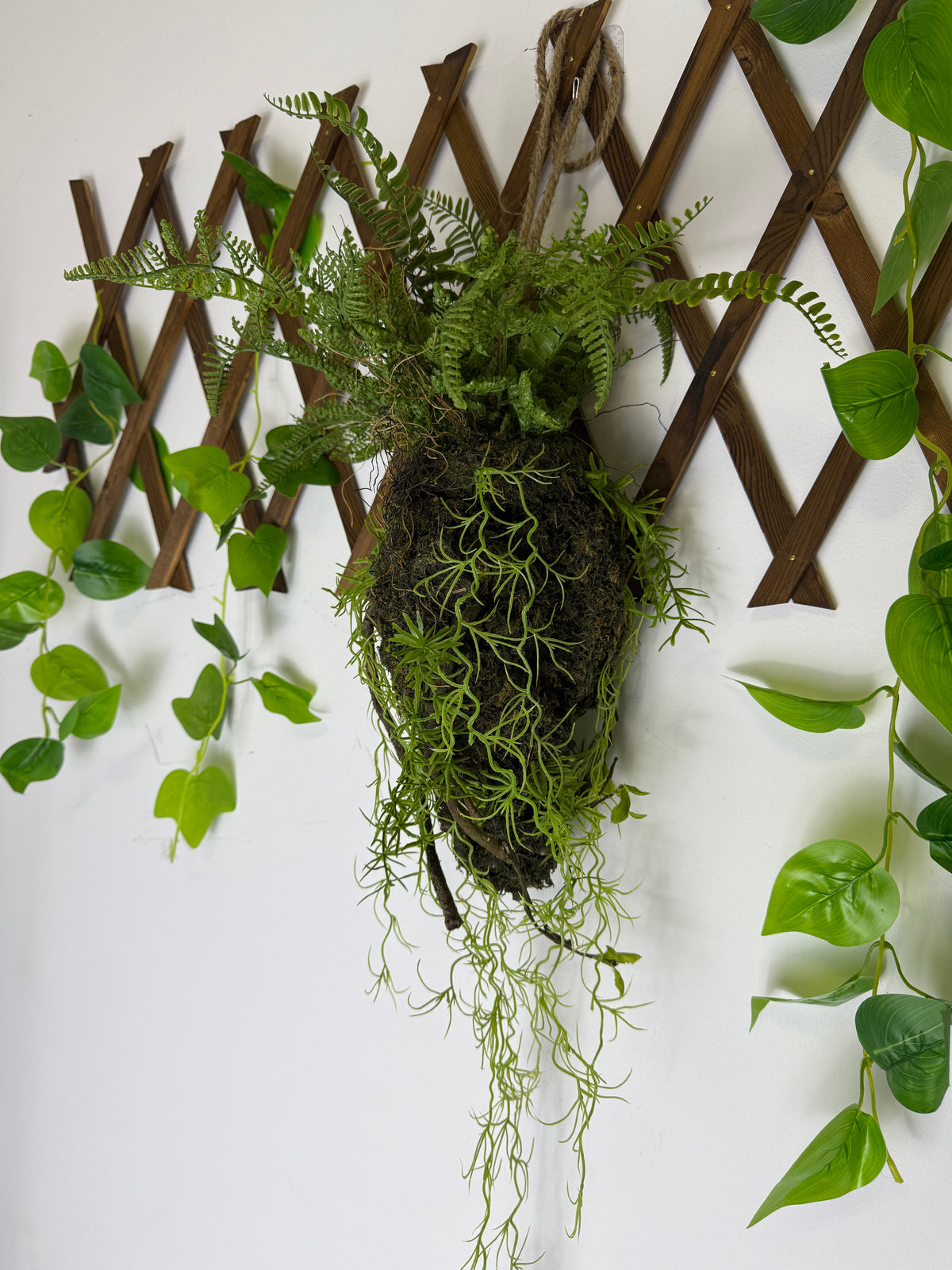Decor Suspendat Tip Kokedama cu Ferigă și Plante Căzătoare 120 cm