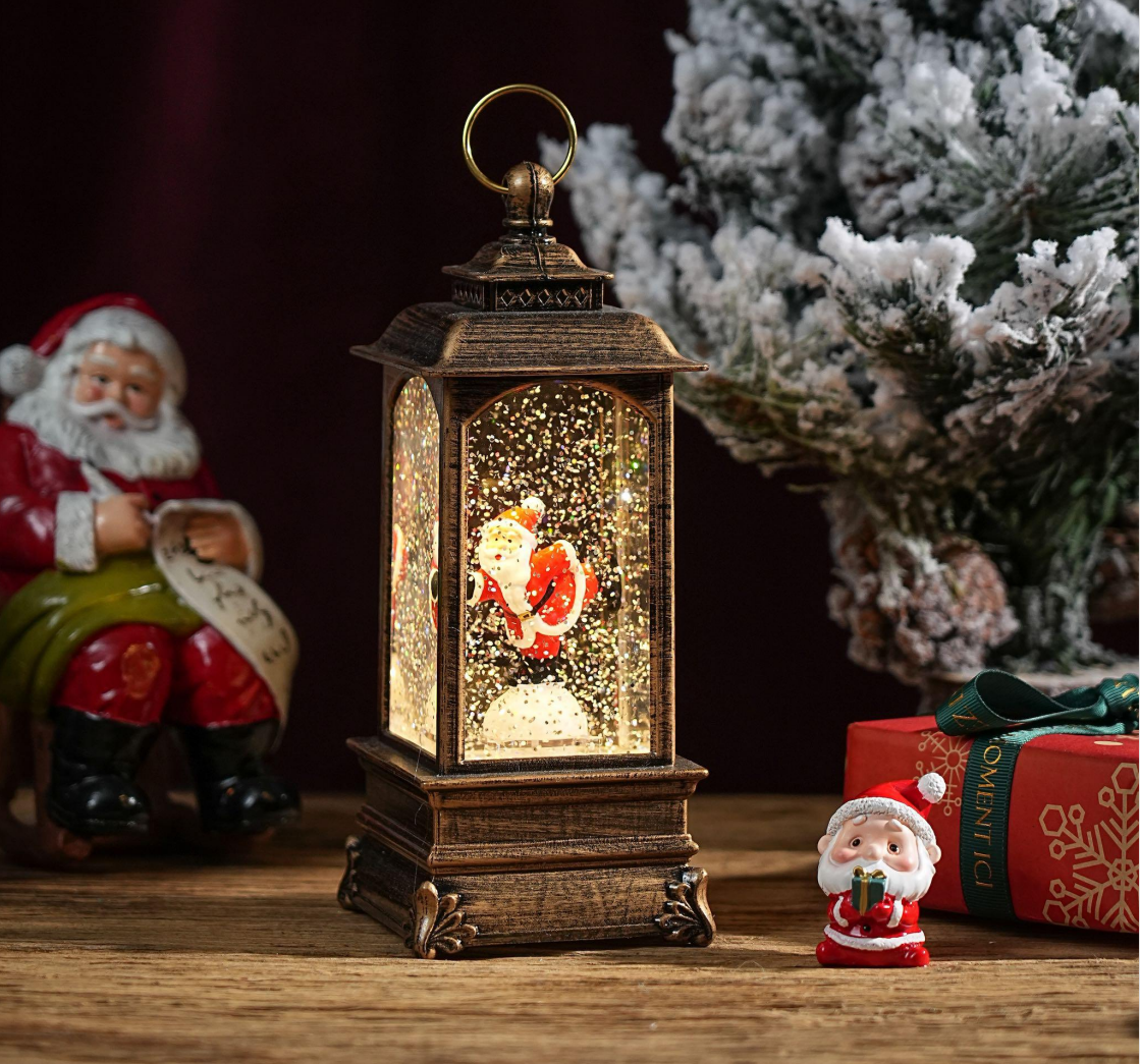 Felinar decorativ Craciun cu lumina calda si scena Mos Craciun, 20 cm