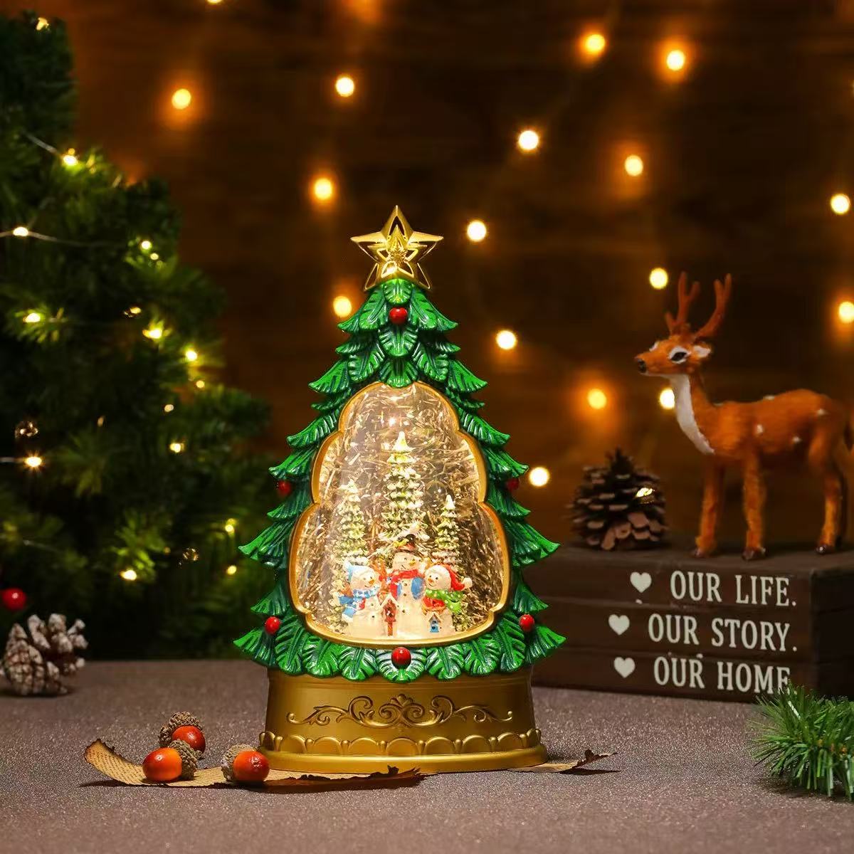 Felinar decorativ Craciun in forma de brad, cu scena fixa si efect de ninsoare, lumina calda, 28 cm
