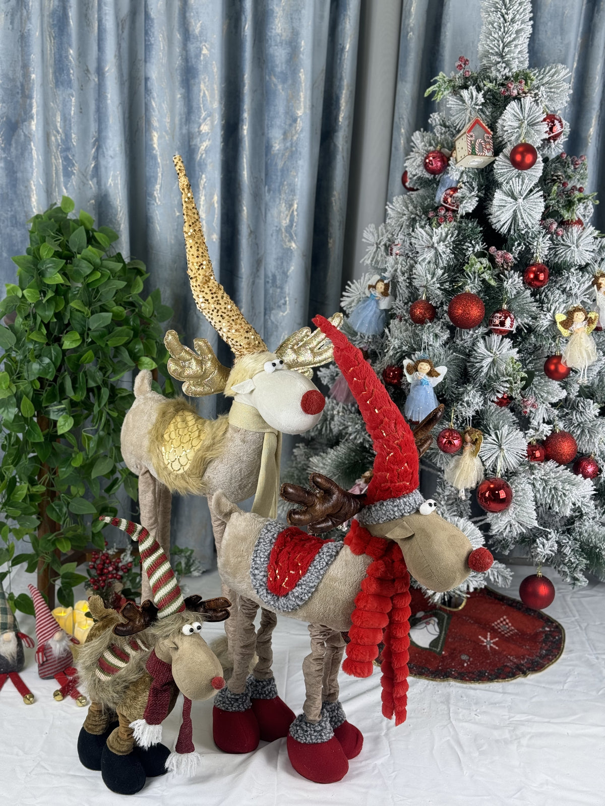 Ren decorativ de Craciun, 60 cm, cu esarfa rosie – Figurina de iarnă pentru decor
