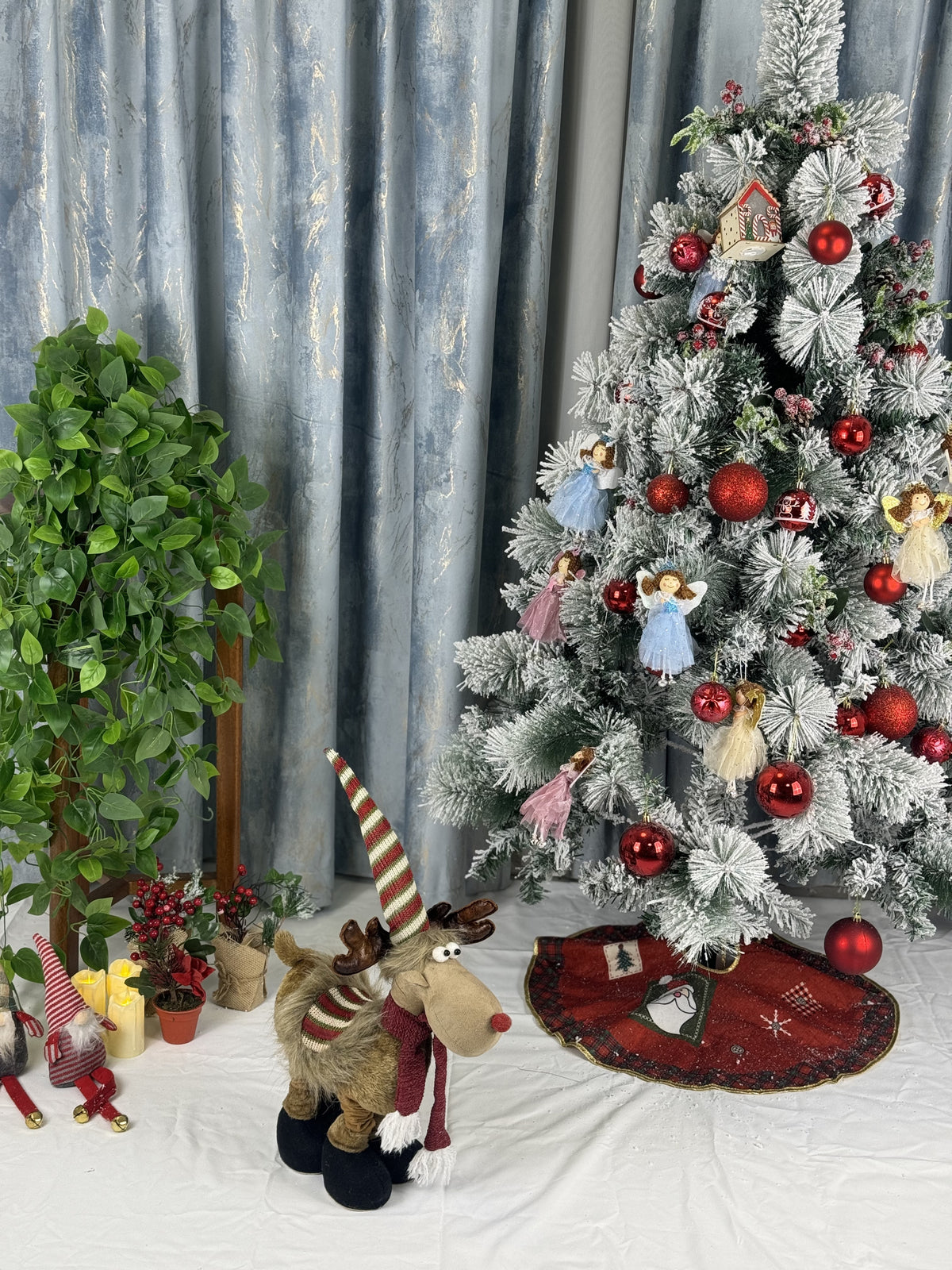 Ren decorativ de Craciun, 60 cm, cu esarfa rosie – Figurina de iarnă pentru decor