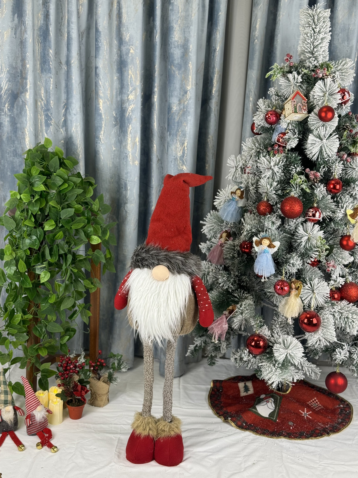 Mos decorativ Craciun 65 cm cu palarie rosie si barba pufoasa