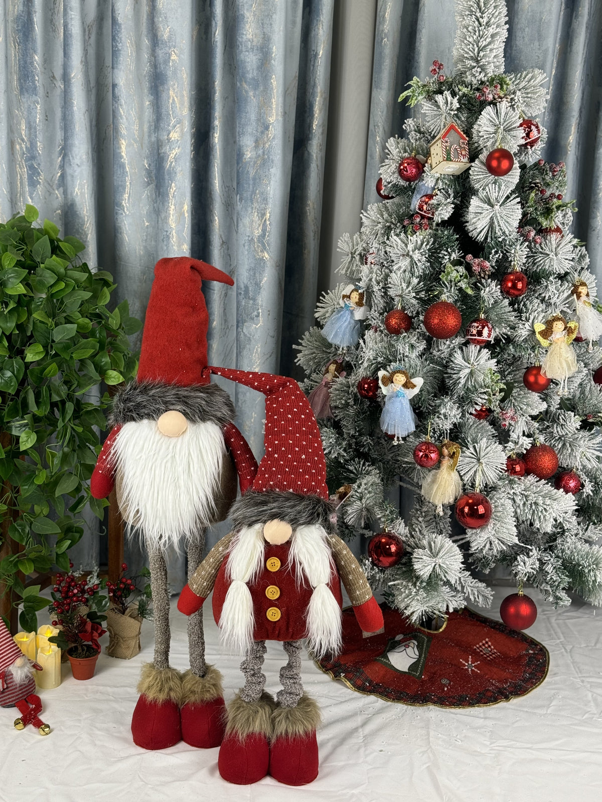 Mos decorativ Craciun 65 cm cu palarie rosie si barba pufoasa