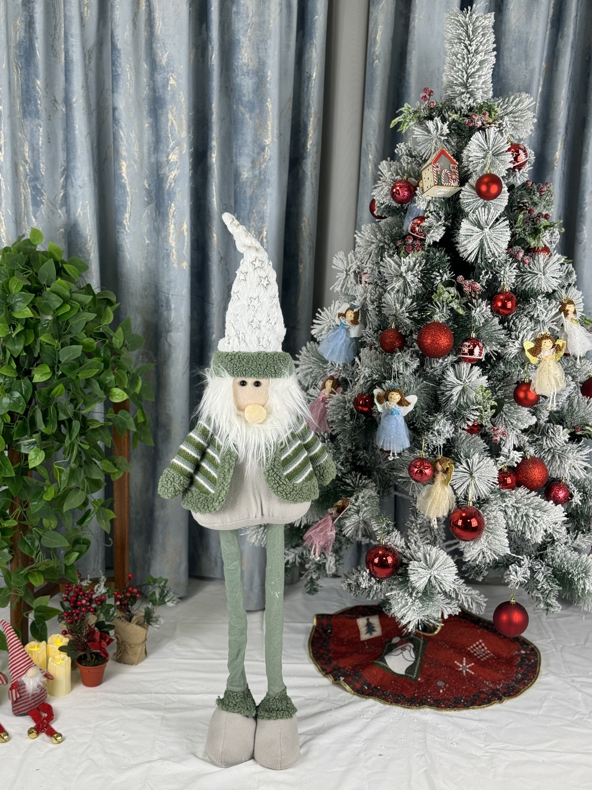 Figurina decorativa cu fular verde, 90 cm – figurina Craciun cu picioare lungi