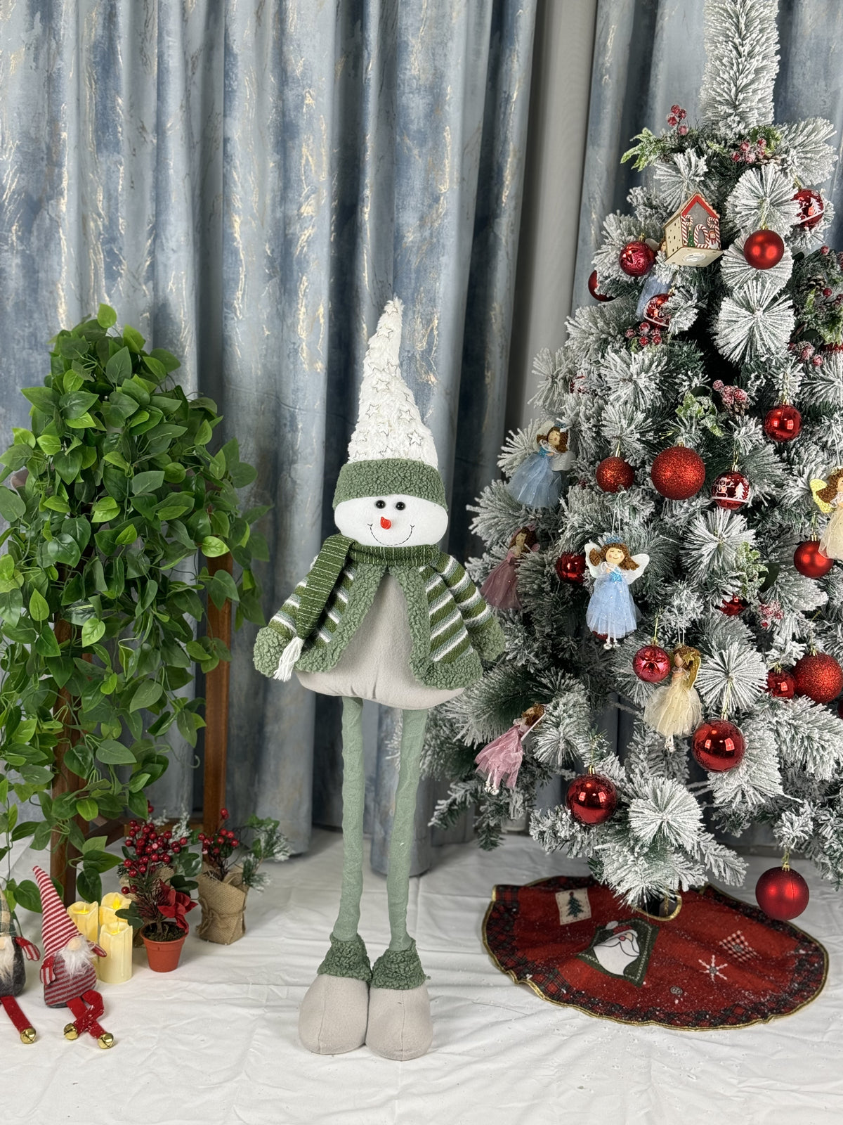 Figurina decorativa cu fular verde, 90 cm – figurina Craciun cu picioare lungi