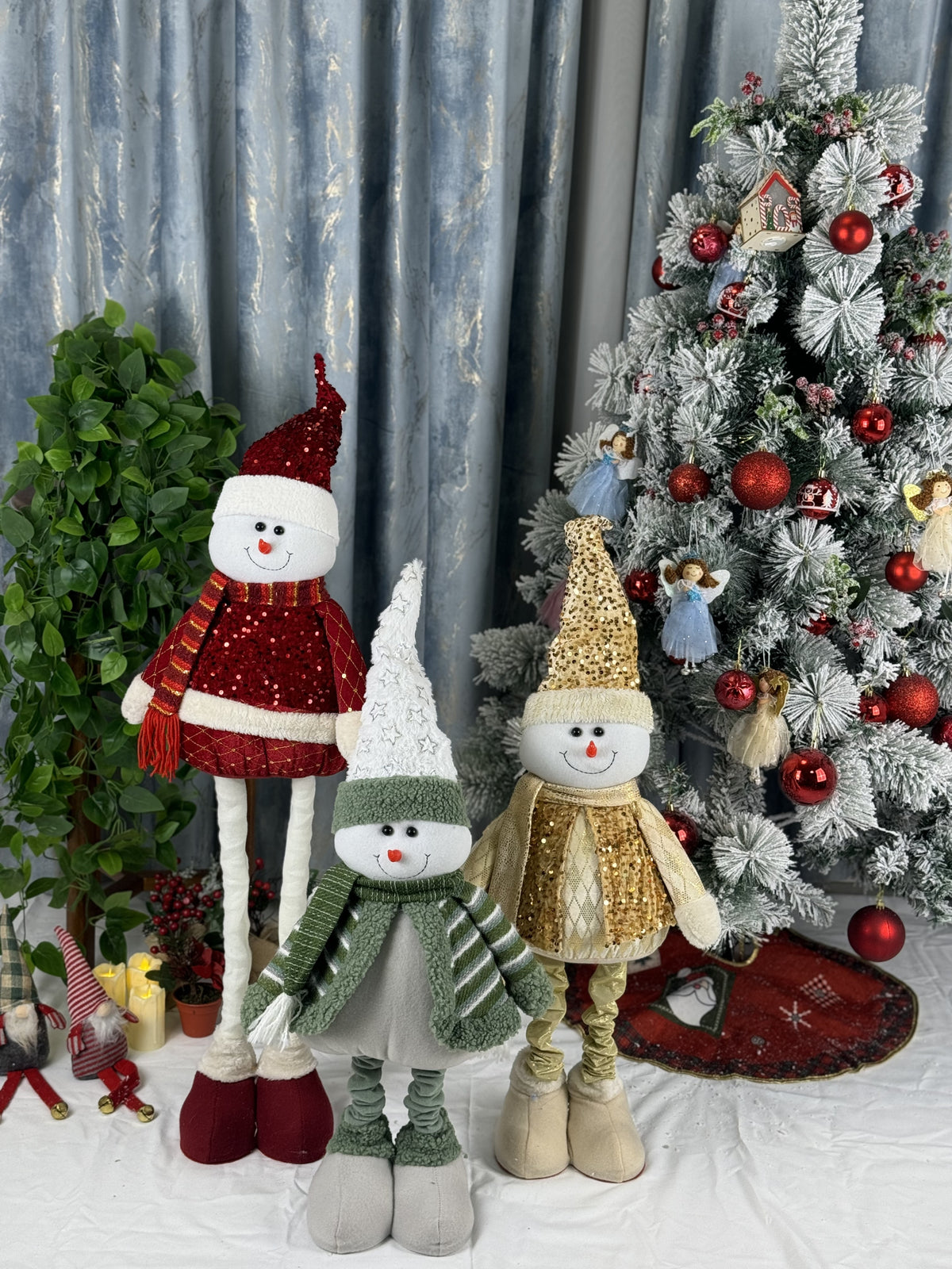 Figurina decorativa cu fular verde, 90 cm – figurina Craciun cu picioare lungi