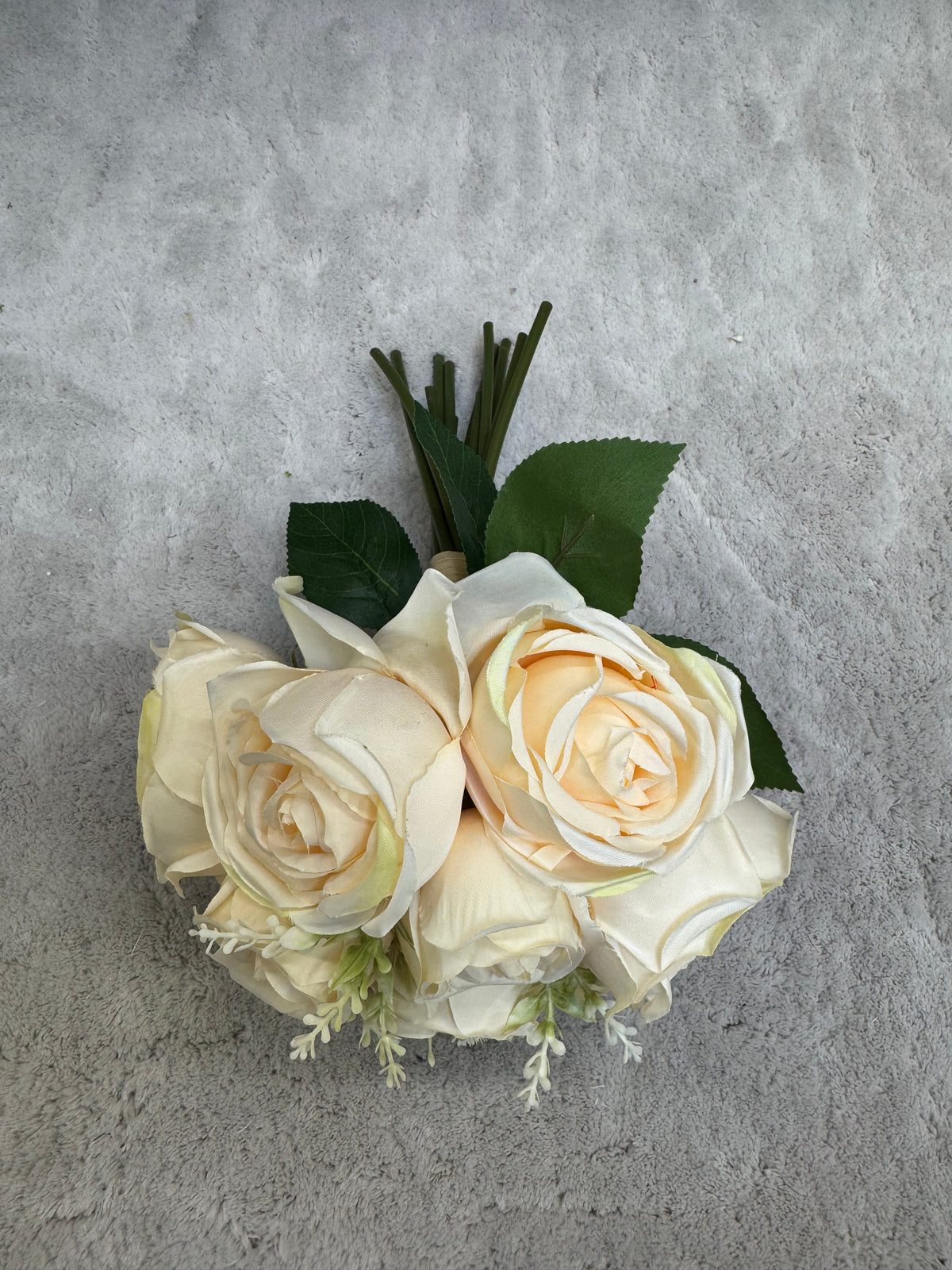 Buchet Floral Artificial cu 7 Trandafiri 55 cm, Diverse Culori, cu Frunze Decorative, pentru Decor Interior