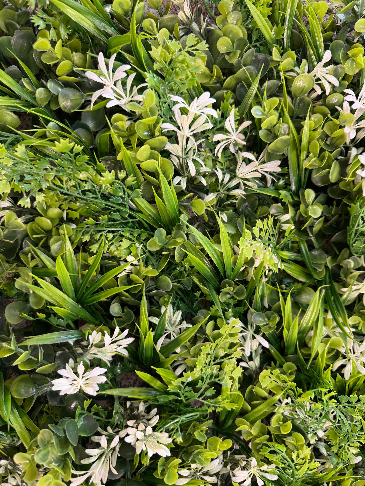 Panou Decorativ Artificial cu Verdeață Mix și Accente Florale Albe, 50 x 50 cm