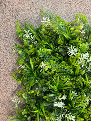 Panou Decorativ Artificial cu Verdeață Mix și Accente Florale Albe, 50 x 50 cm