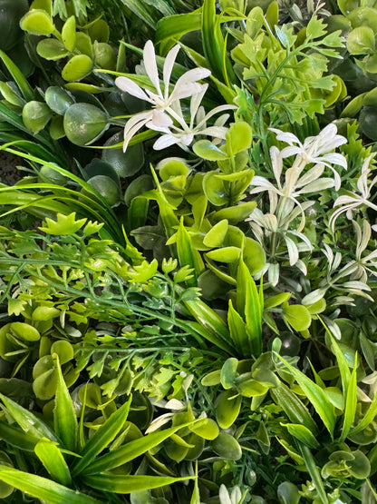Panou Decorativ Artificial cu Verdeață Mix și Accente Florale Albe, 50 x 50 cm