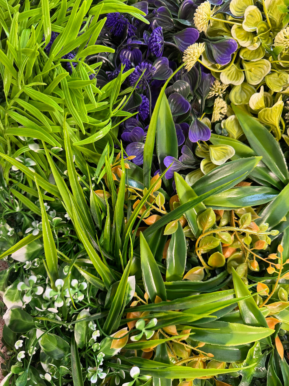 Panou Decorativ Artificial Mix Plante Verzi și Accente Color Premium, 50 x 50 cm