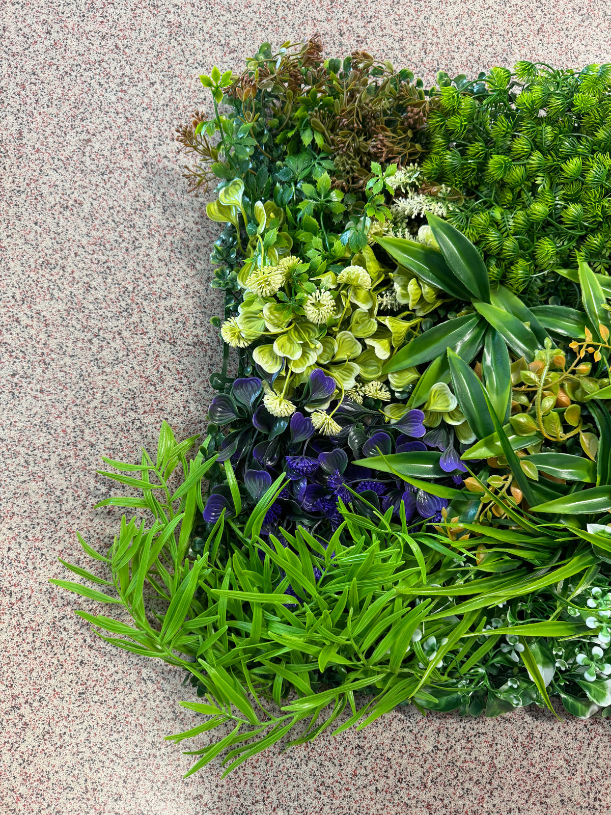 Panou Decorativ Artificial Mix Plante Verzi și Accente Color Premium, 50 x 50 cm