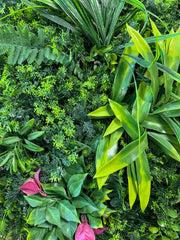 Panou Decorativ Artificial Mix Plante Tropicale cu Accente Florale, 50 x 50 cm