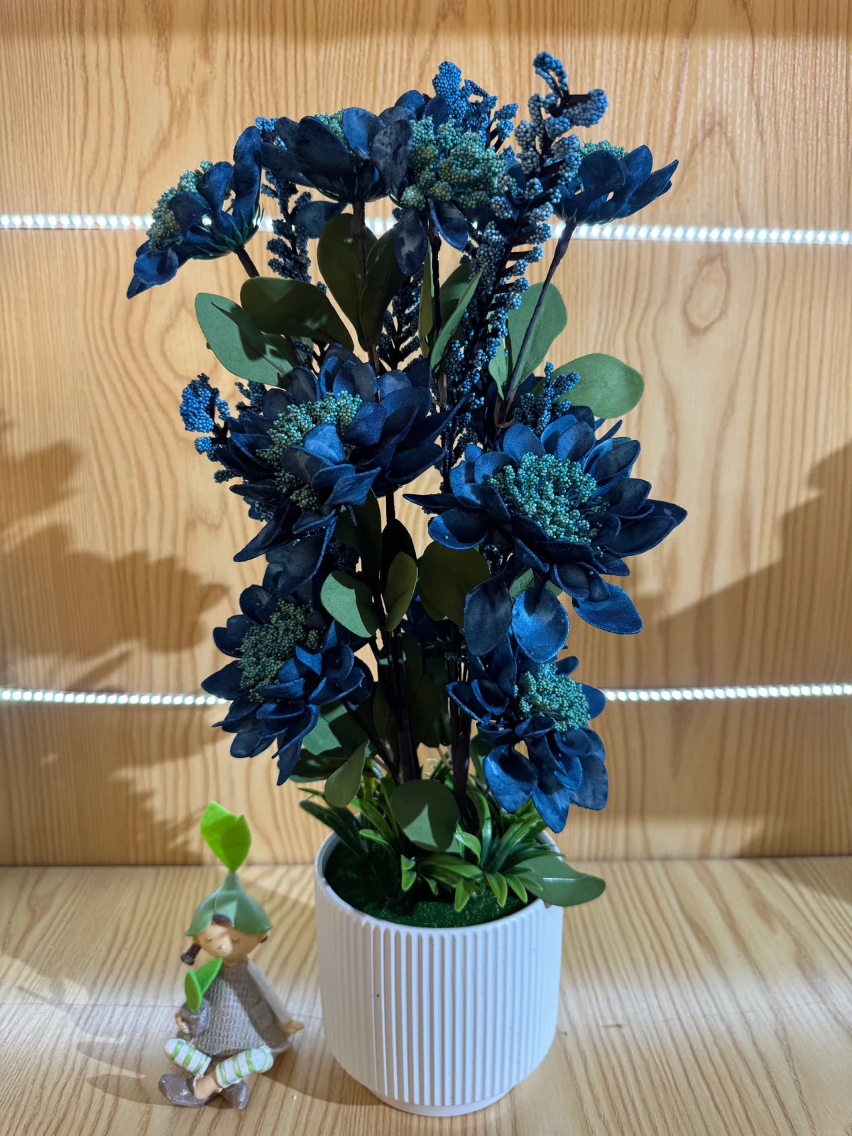 Aranjament floral artificial cu flori albe si galbene, vaza alba inclusa, 50 cm, decor interior