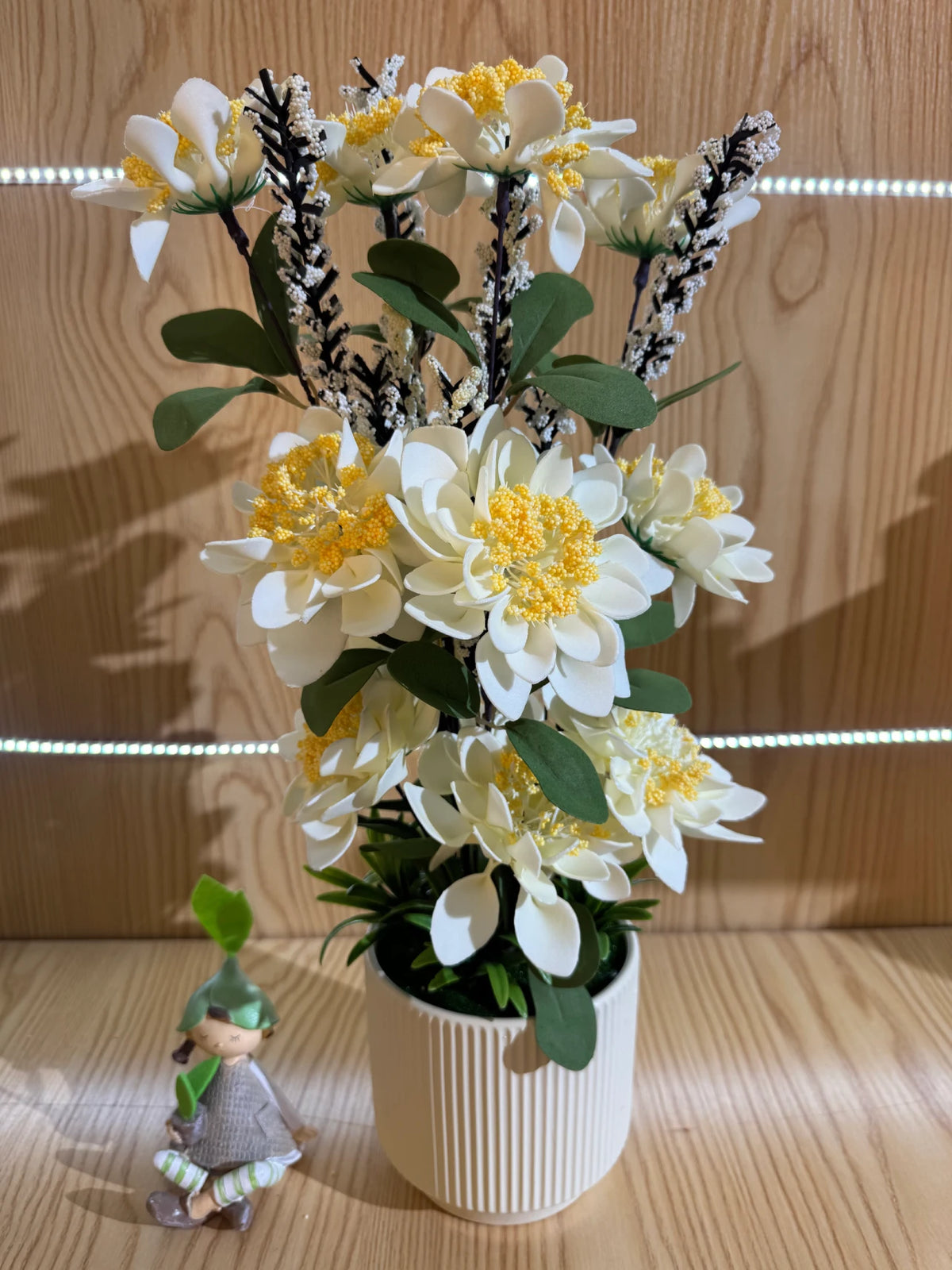 Aranjament floral artificial cu flori albe si galbene, vaza alba inclusa, 50 cm, decor interior
