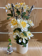 Aranjament floral artificial cu flori albe si galbene, vaza alba inclusa, 50 cm, decor interior