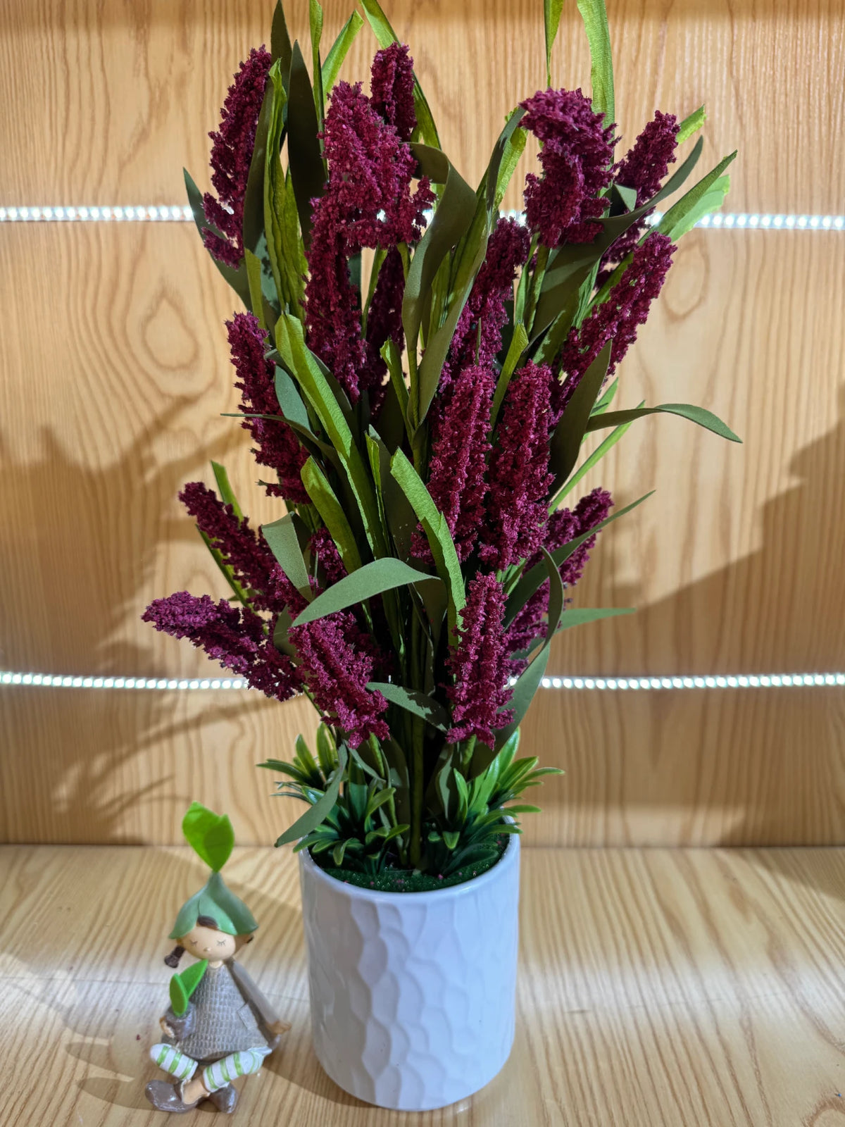 Planta decorativa artificiala in ghiveci alb, cu flori mov, 55 cm