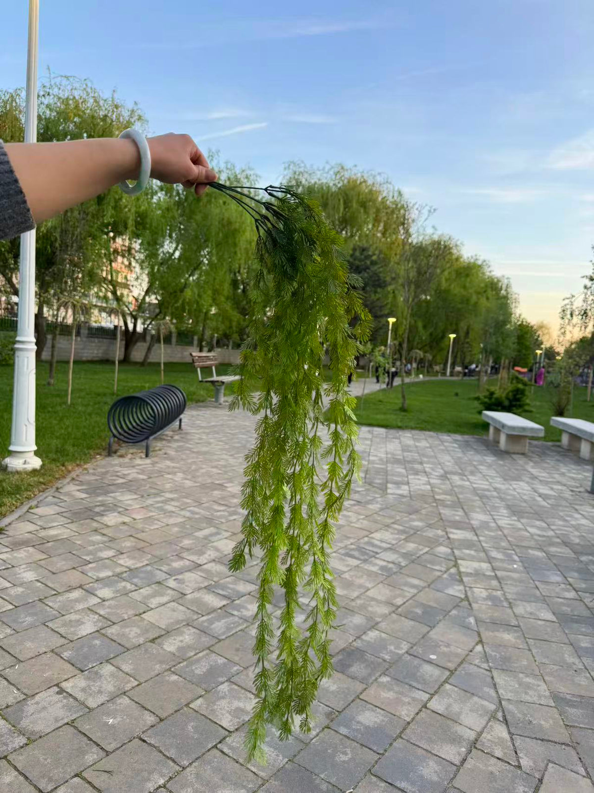 Planta artificiala curgatoare tip tuia, 90 cm, diverse nuante de verde, Ruyidecor