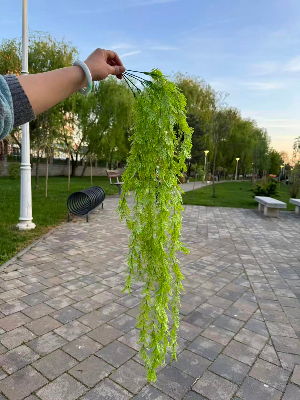 Planta artificiala curgatoare tip tuia, 90 cm, diverse nuante de verde, Ruyidecor