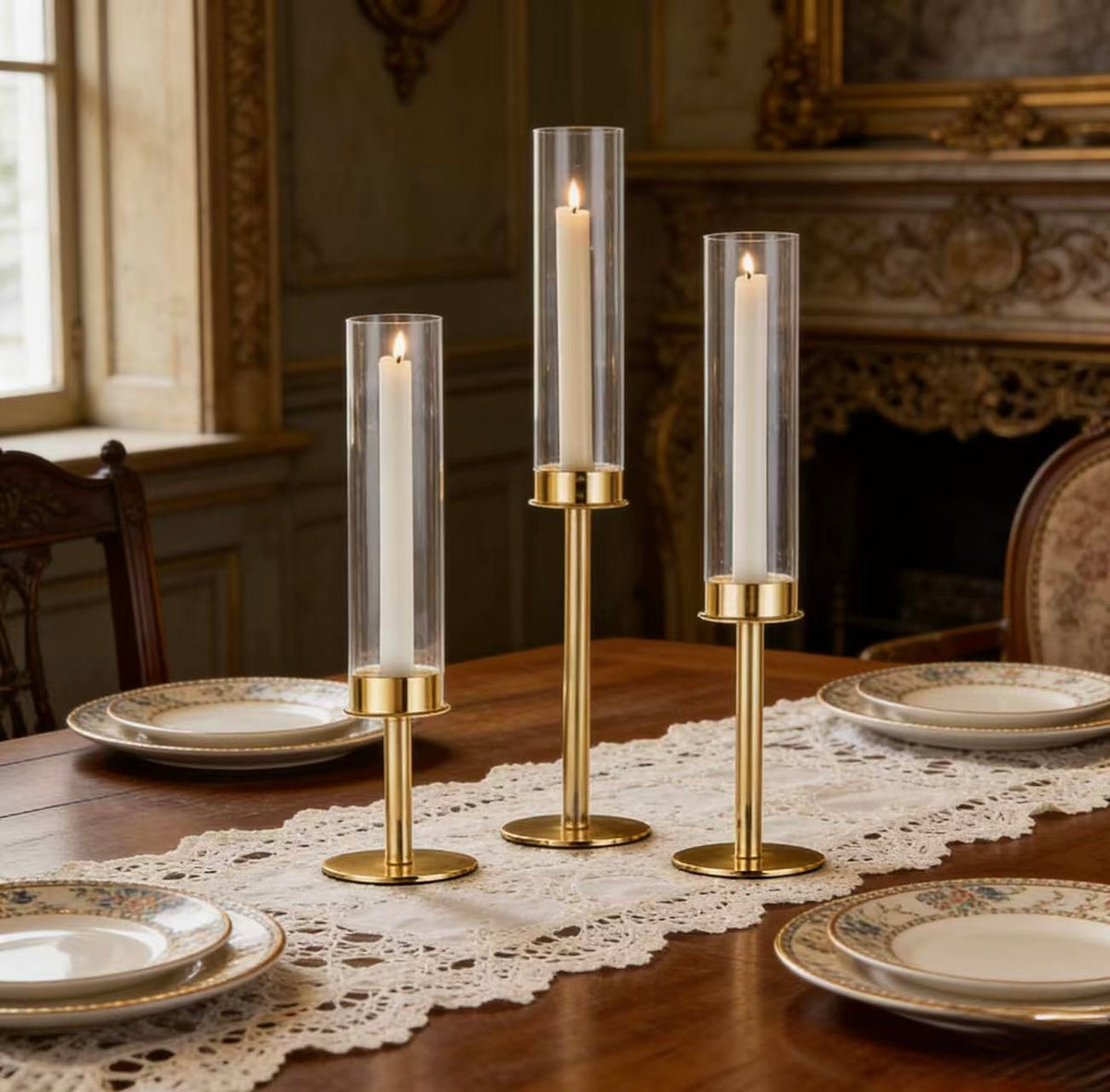 4  seturi Set 3 suporți de lumânări din sticlă transparentă , elegante și versatile .Designul simplu și rafinat le face perfecte pentru a crea o atmosferă caldă -