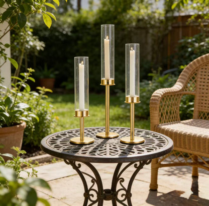 4  seturi Set 3 suporți de lumânări din sticlă transparentă , elegante și versatile .Designul simplu și rafinat le face perfecte pentru a crea o atmosferă caldă -