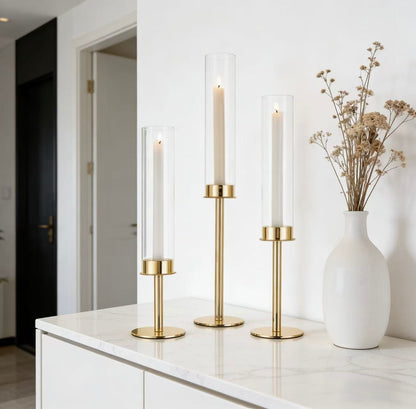 4  seturi Set 3 suporți de lumânări din sticlă transparentă , elegante și versatile .Designul simplu și rafinat le face perfecte pentru a crea o atmosferă caldă -