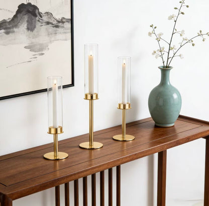 4  seturi Set 3 suporți de lumânări din sticlă transparentă , elegante și versatile .Designul simplu și rafinat le face perfecte pentru a crea o atmosferă caldă -