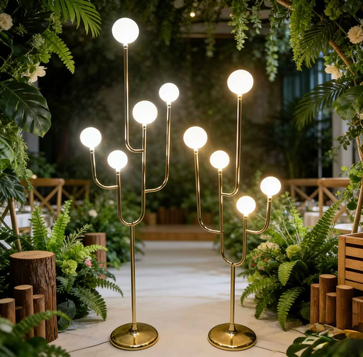 Lampadar Decorativ LED pentru Nuntă – Model Candelabru Modern pe Suport Auriu cu Globuri Luminoase, 1 Bucata