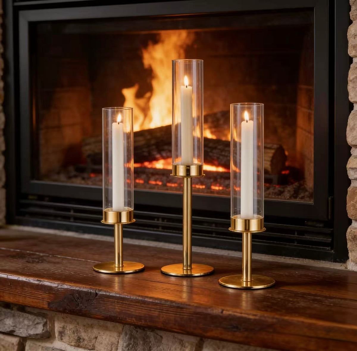 4  seturi Set 3 suporți de lumânări din sticlă transparentă , elegante și versatile .Designul simplu și rafinat le face perfecte pentru a crea o atmosferă caldă -