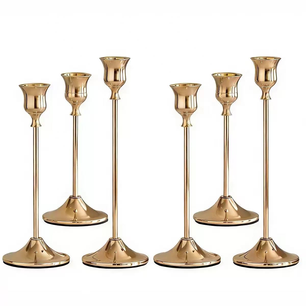 Set 3 sfeșnice decorative aurii metalice, design elegant, înălțimi diferite 16-19-22 cm, suport lumânări (fără lumânări incluse)