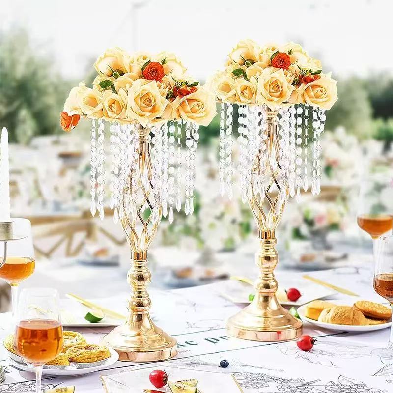 Set 4 suporturi decorative aurii cu cristale suspendate, design elegant pentru aranjamente florale, înălțimi 43 cm sau 58 cm (fără flori)