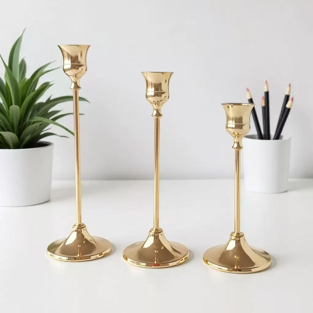 Set 3 sfeșnice decorative aurii metalice, design elegant, înălțimi diferite 16-19-22 cm, suport lumânări (fără lumânări incluse)