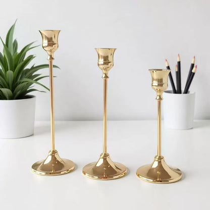 Set 3 sfeșnice decorative aurii metalice, design elegant, înălțimi diferite 16-19-22 cm, suport lumânări (fără lumânări incluse)