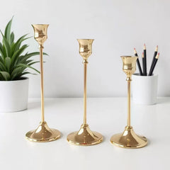 Set 3 sfeșnice decorative aurii metalice, design elegant, înălțimi diferite 16-19-22 cm, suport lumânări (fără lumânări incluse)