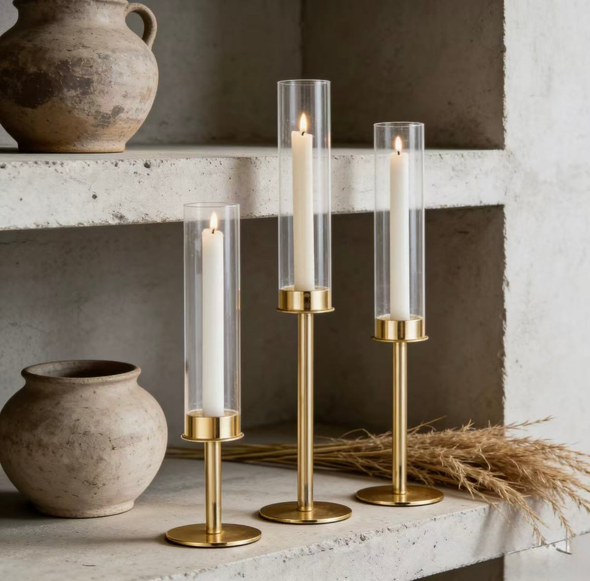 4  seturi Set 3 suporți de lumânări din sticlă transparentă , elegante și versatile .Designul simplu și rafinat le face perfecte pentru a crea o atmosferă caldă -