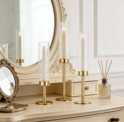 4  seturi Set 3 suporți de lumânări din sticlă transparentă , elegante și versatile .Designul simplu și rafinat le face perfecte pentru a crea o atmosferă caldă -