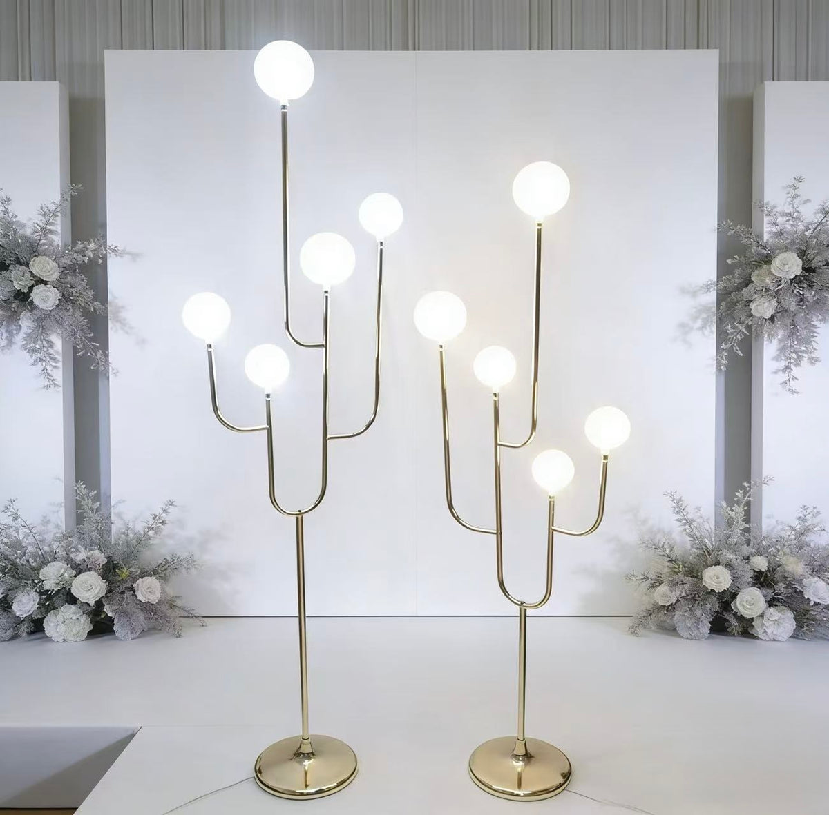 Lampadar Decorativ LED pentru Nuntă – Model Candelabru Modern pe Suport Auriu cu Globuri Luminoase, 1 Bucata