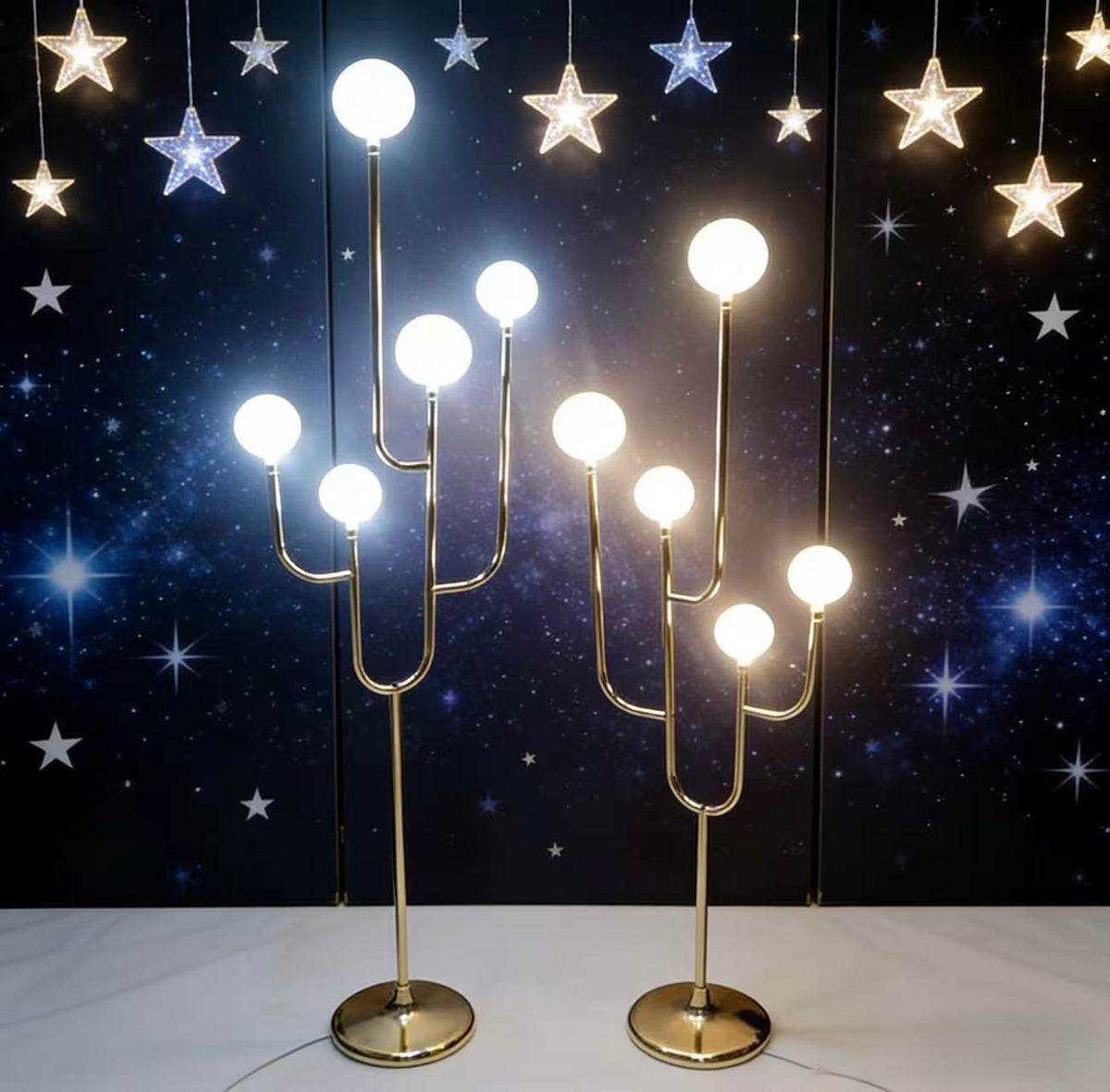 Lampadar Decorativ LED pentru Nuntă – Model Candelabru Modern pe Suport Auriu cu Globuri Luminoase, 1 Bucata