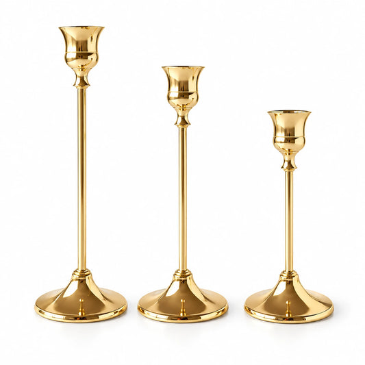 Set 3 sfeșnice decorative aurii metalice, design elegant, înălțimi diferite 16-19-22 cm, suport lumânări (fără lumânări incluse)