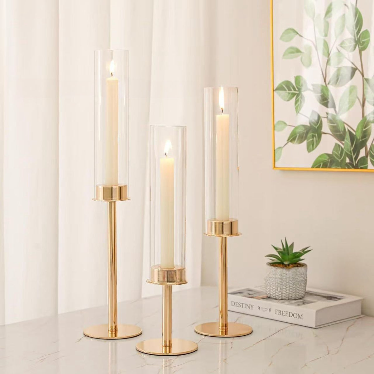 4  seturi Set 3 suporți de lumânări din sticlă transparentă , elegante și versatile .Designul simplu și rafinat le face perfecte pentru a crea o atmosferă caldă -